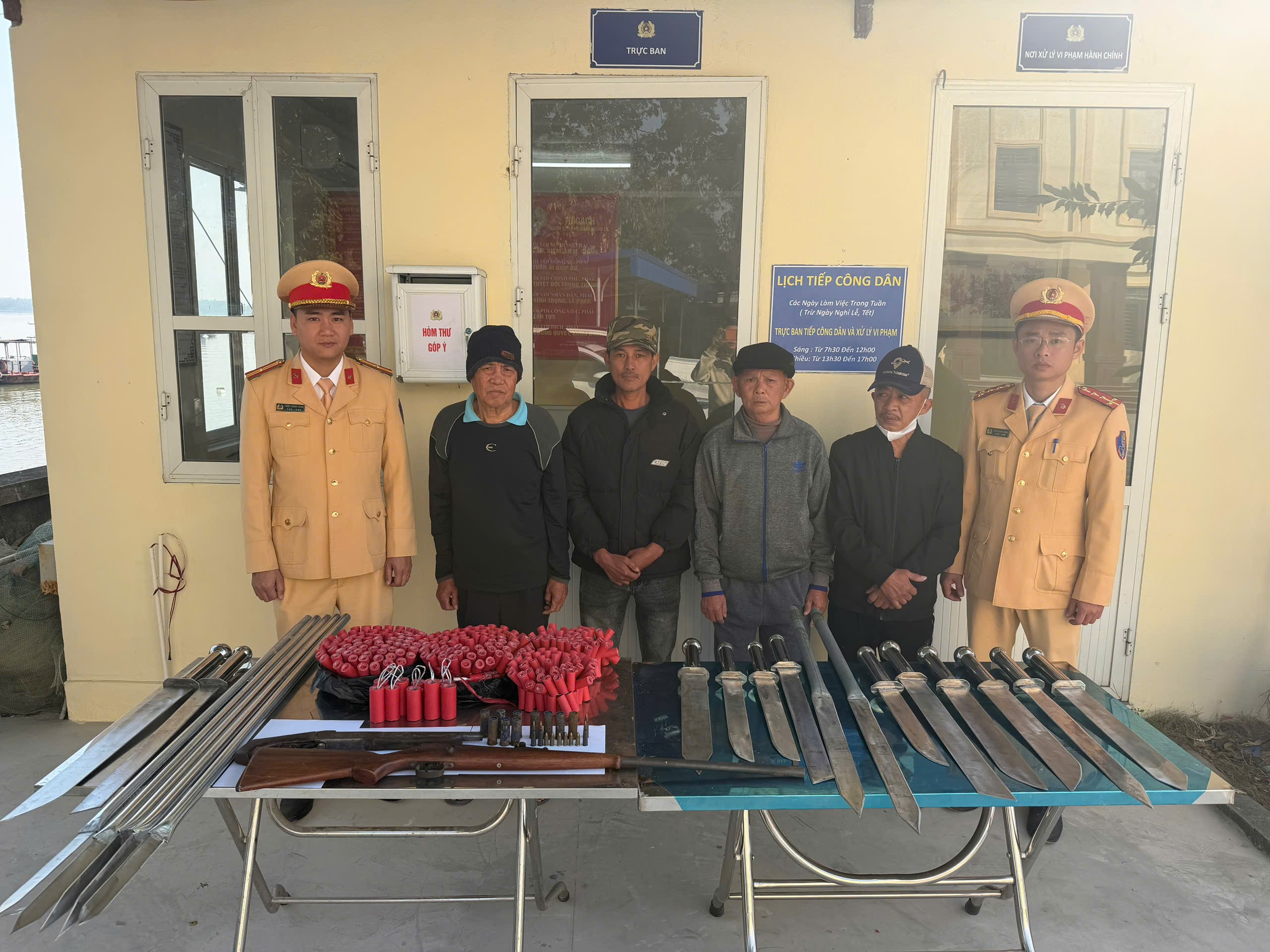 Trạm Cảnh sát đường thuỷ Bạch Đằng (Phòng Cảnh sát giao thông) vận động thu hồi 02 khẩu súng và 07kg pháo